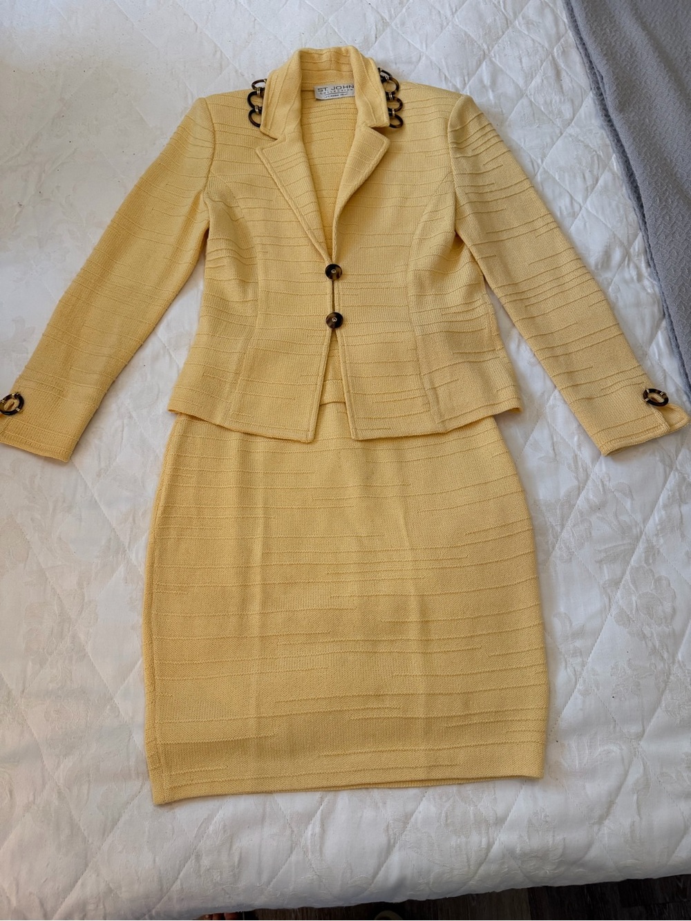 St. John Women’s suit Pale Yellow Knit Pencil Skirt and jacket size 2 beautiful
